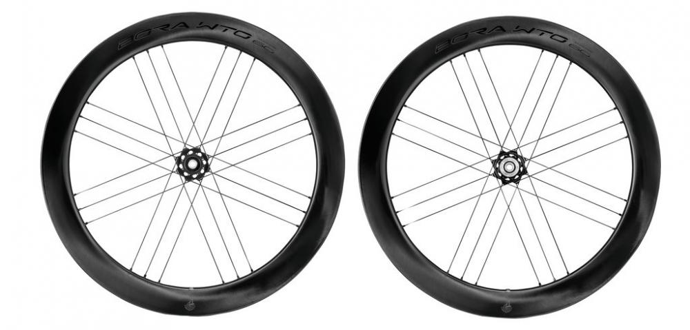 Schwarzer Bora WTO DB 60 C23 2WF Laufradsatz für SRAM XDR, zwei aerodynamische Rennrad-Laufräder.