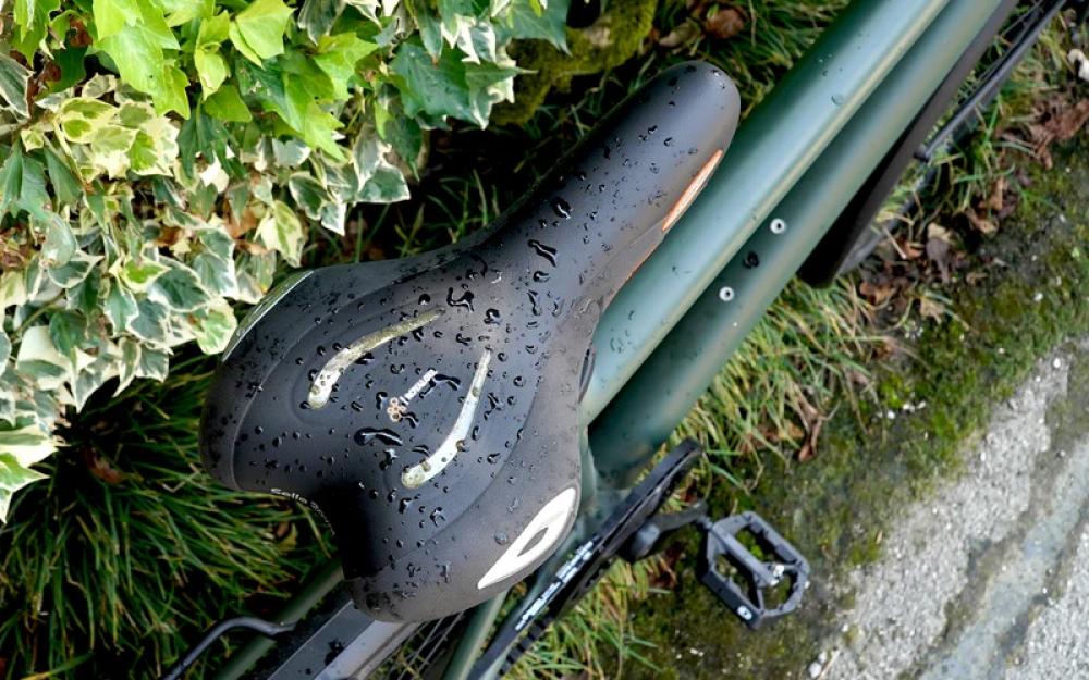 Selle Royal Lookin Athletic City- & Trekking-Sattel, schwarz, mit Regentropfen auf grünem Fahrrad.