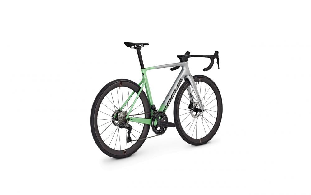 Focus IZALCO MAX 9.7 Rennrad in Grün-Grau mit SRAM Rival eTap AXS, Powermeter und Scheibenbremsen.