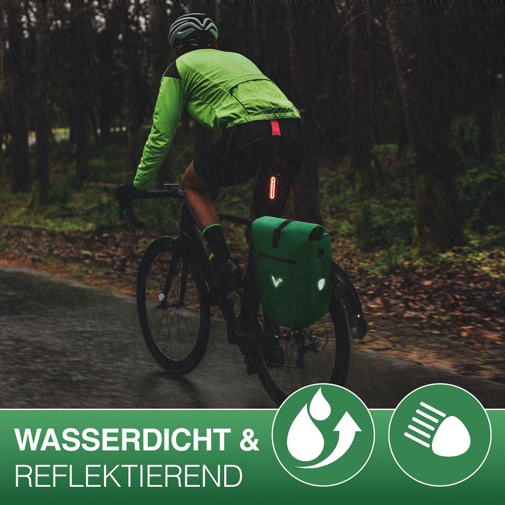 Valkental Gepäckträgertasche ValkBasic grün 28L im Regen am Fahrrad, wasserdicht & reflektierend für Sicherheit.