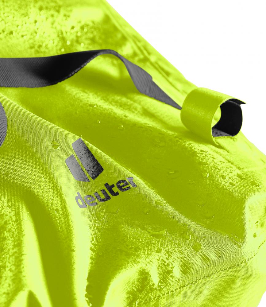Deuter Amager 25+5 Fahrradrucksack Citrus: Nahaufnahme des wasserdichten Materials mit Wassertropfen und Logo.