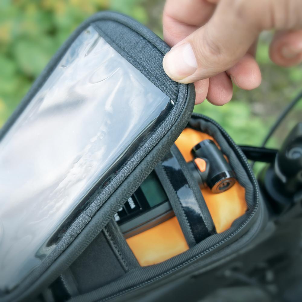 SKS Oberrohrtasche Traveller Smart schwarz - Wasserdichte Rahmentasche mit Touchscreen-kompatiblem Smartphone-Fach, 200x100x11mm, ideal für Trekking- und Rennräder