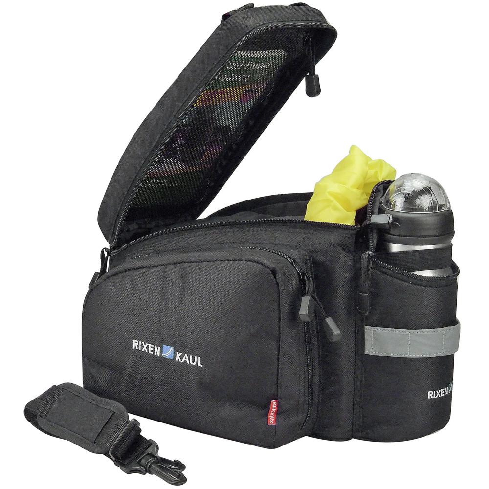Rixen & Kaul Rackpack 2 Plus schwarze Fahrrad-Gepäckträgertasche für Racktime mit offenem Deckel und Trinkflasche.