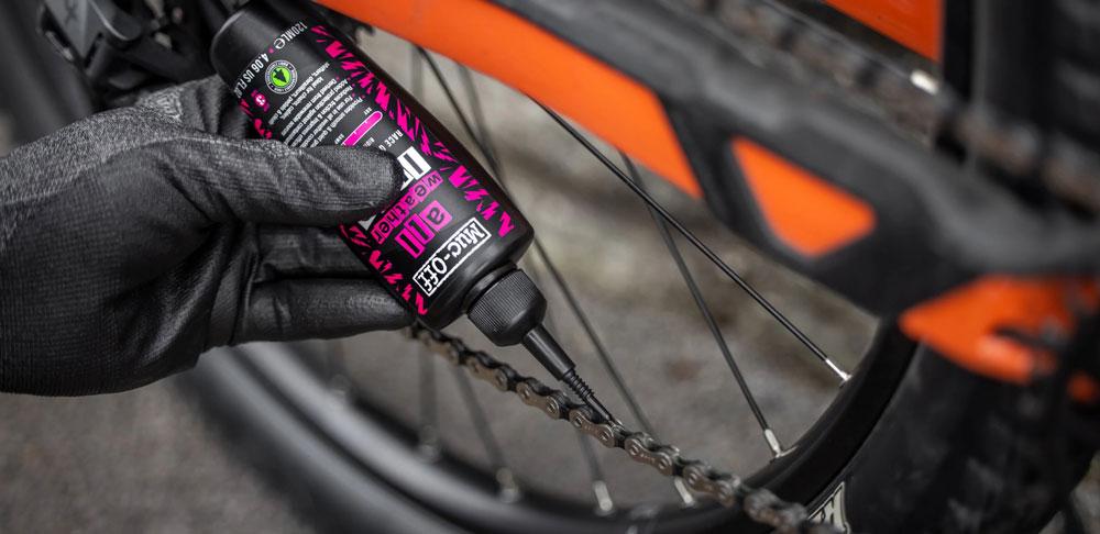 Muc-Off All Weather Lube 120ml ist ein hochwertiges, synthetisches Kettenöl, das speziell für den Einsatz bei allen Wetterbedingungen entwickelt wurde