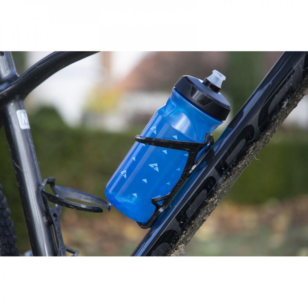 Transluzente blaue Zefal Sense Soft 65 Trinkflasche (650ml) im Flaschenhalter an einem Fahrrad montiert.