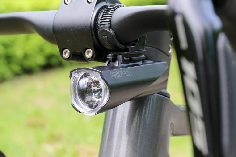 CATEYE BELEUCHTUNG GVOLT80.1 HL-EL561GRC, starke 80 Lux Kompakt-Frontleuchte am Fahrradlenker montiert.