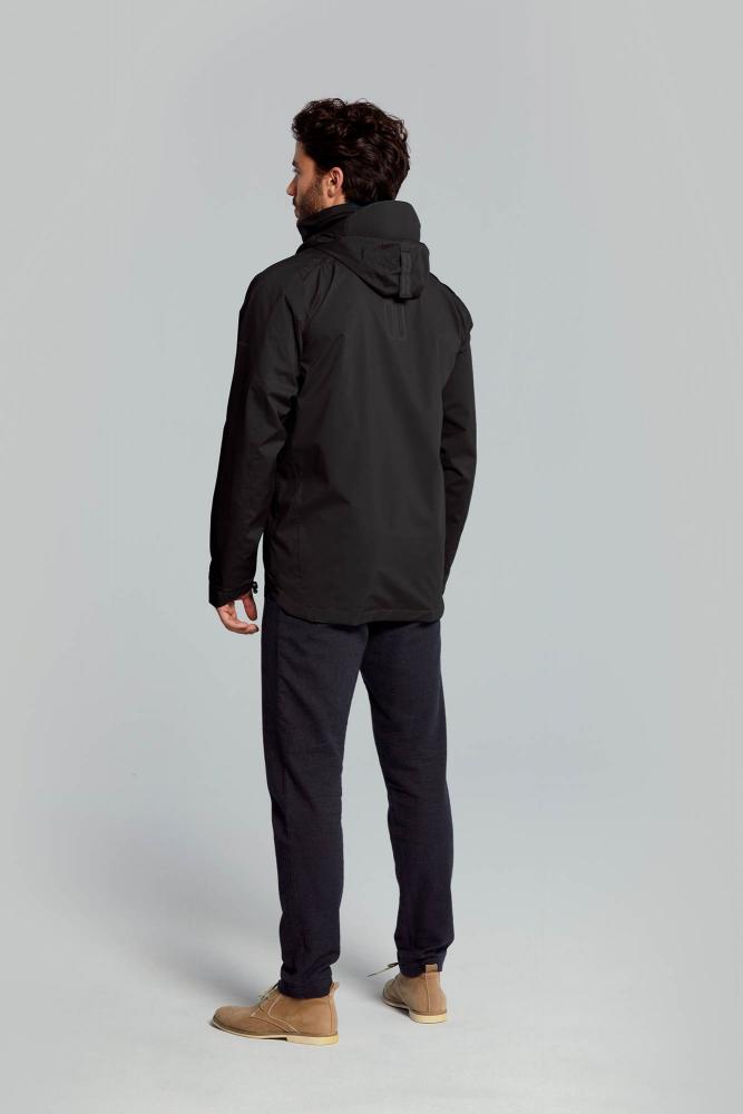 Mann von hinten in schwarzer Basil Skane Herren Regenjacke XXL, wasserdicht, atmungsaktiv, reflektierend, helmtauglich.