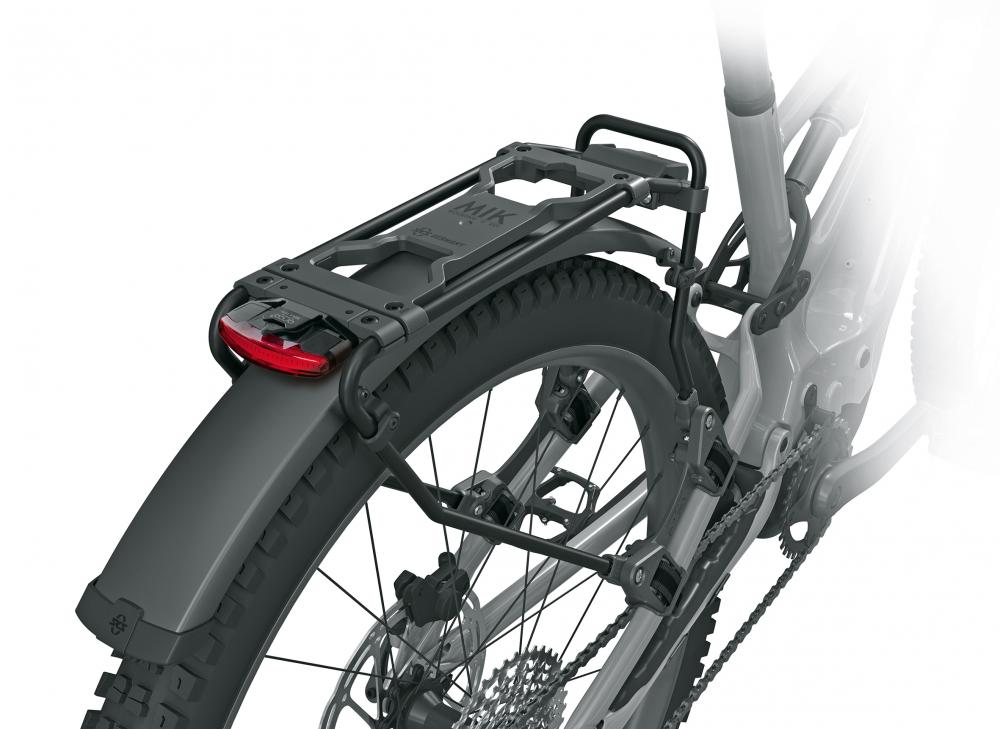 SKS INFINITY UNIVERSAL REARLIGHT, flaches StVZO LED-Rücklicht am Fahrrad-Gepäckträger, USB-C aufladbar.