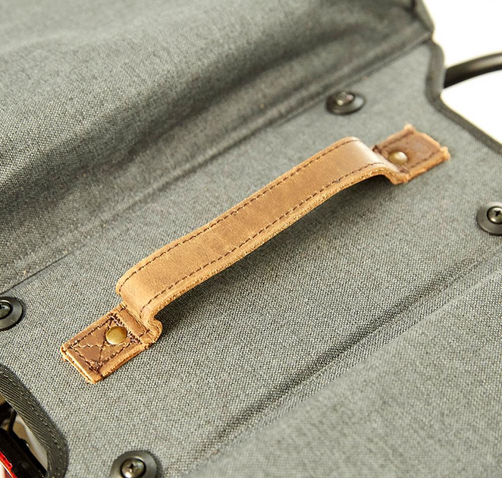 Racktime Heda 2.0 Fahrradtasche: Detail des dust grey Stoffs und des braunen Ledergriffs.