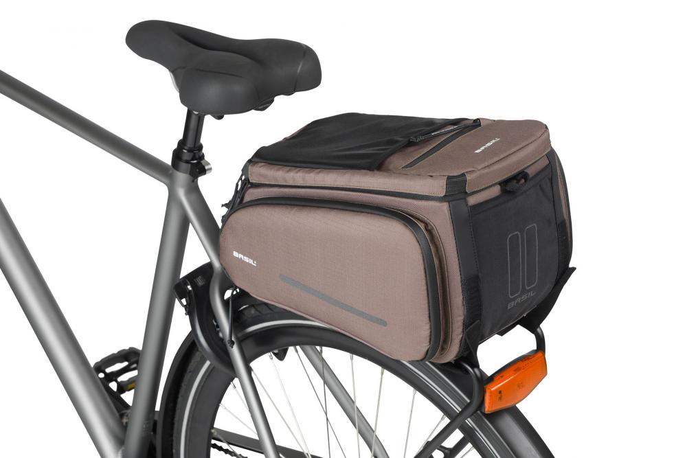 Basil Move Gepäckträgertasche 10-26 Liter Brau­n - recyceltes Polyester, MIK-Befestigung, erweiterbar, reflektierend