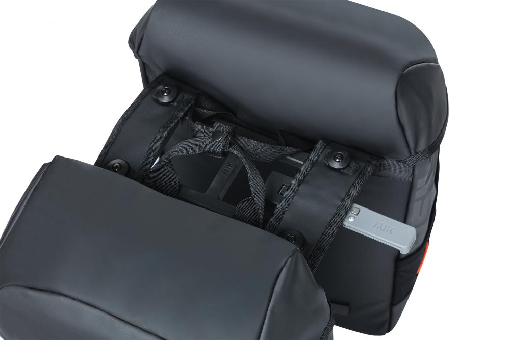 Basil Miles MIK 2.0 Doppeltasche schwarz, wasserdicht, mit geöffnetem Rollverschluss und MIK-Adapterplatte innen.
