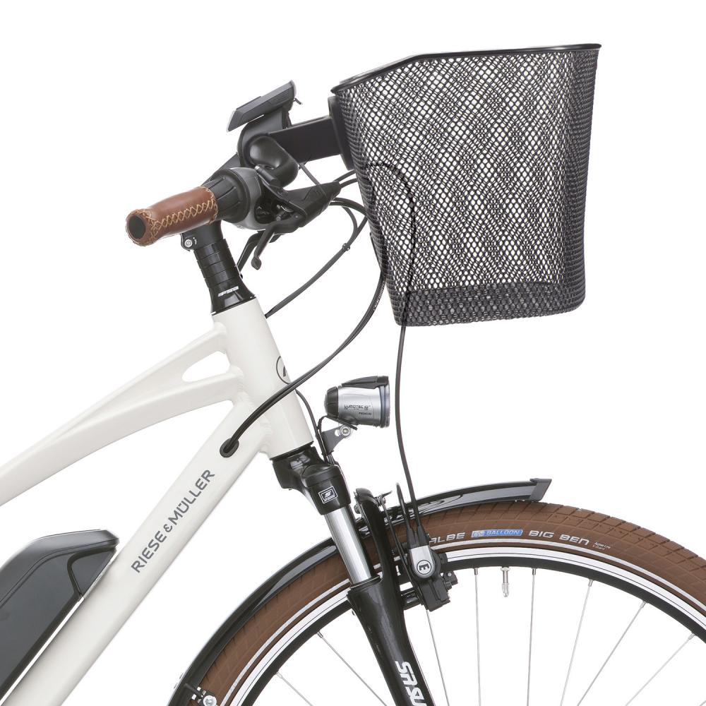 Schwarzer KLICKfix Festkorb 16L am Lenker eines weißen E-Bikes.