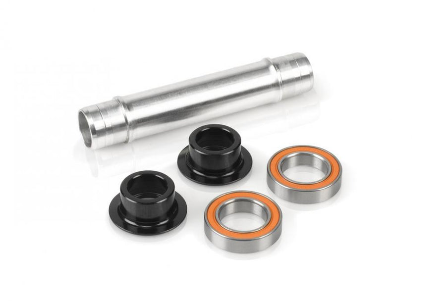 XLC Evo Reparaturkit VR Steckachse: Silberne Achse, zwei orange-silberne Lager, zwei schwarze Endkappen auf weißem Grund.