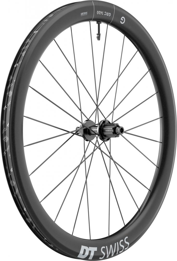 Leichtes schwarzes DT Swiss GRC 1400 DICUT 29" Carbon Gravel-Vorderrad freigestellt auf weißem Hintergrund.