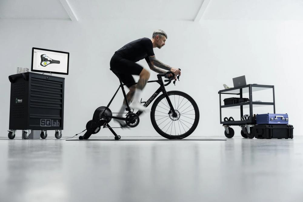 ERGOWAVE SQlab 612 ERGOWAVE R Rennradsattel 12 cm - sportliche Variante mit erhöhtem Heck - Entlastungssystem & ultraleichtem Desig