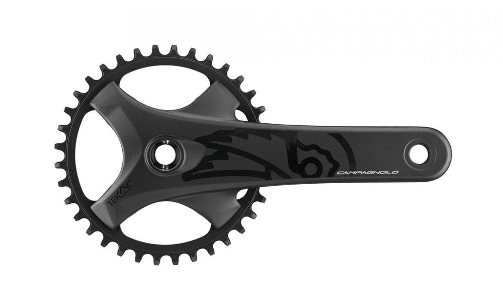 Campagnolo Ekar GT 13s Kettenradgarnitur mit schwarzer Kurbel und Kettenblatt auf weißem Hintergrund.