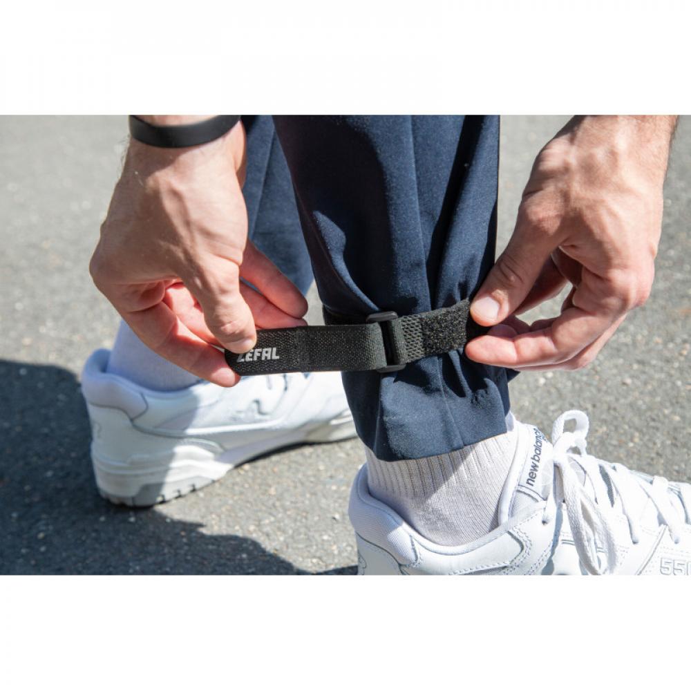Zéfal Doowah Hosen-Reflexband schwarz mit Klettverschluss am Hosenbein für Sichtbarkeit und Schutz beim Radfahren.