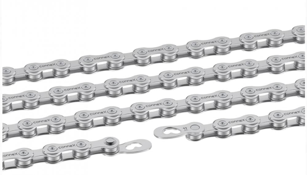 ConneX 12s E-Bike Kette 12sE, silberne Fahrradkette 1/2" x 11/128 mit Schnellverschluss auf weißem Hintergrund.