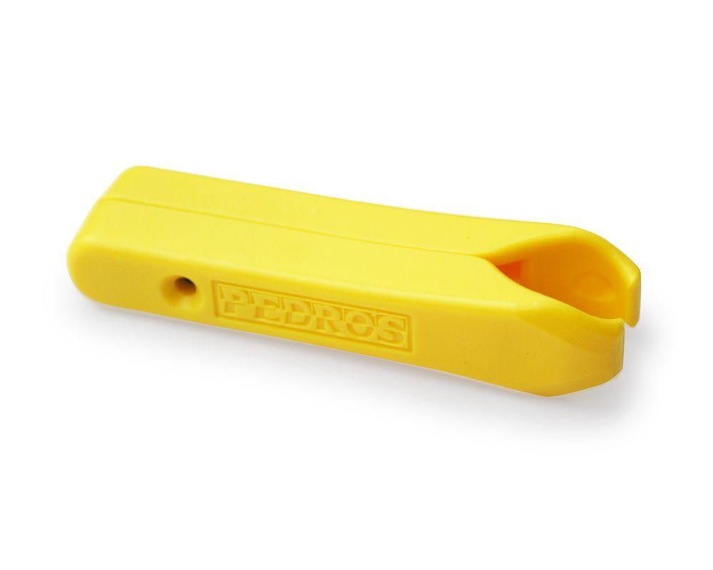 Gelber Pedro´s Micro Lever Reifenheber für Fahrräder auf weißem Hintergrund.