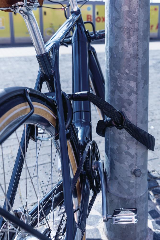 ABUS IvyTex Einsteckkette ACH IVY 6KS/100 sichert Fahrrad am Rahmenschloss an Poller.