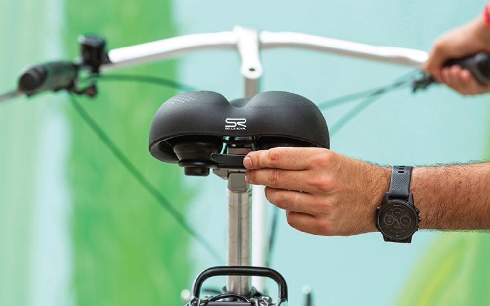 Selle Royal Avenue Moderate Fahrradsattel mit Royalgel-Polsterung wird von Hand am City-Fahrrad montiert.