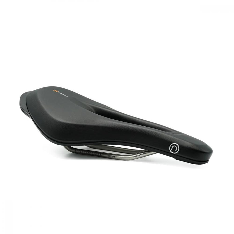 Schwarzer Selle Royal On Open Athletic Unisex Fahrradsattel mit Royalgel und ergonomischer Aussparung.