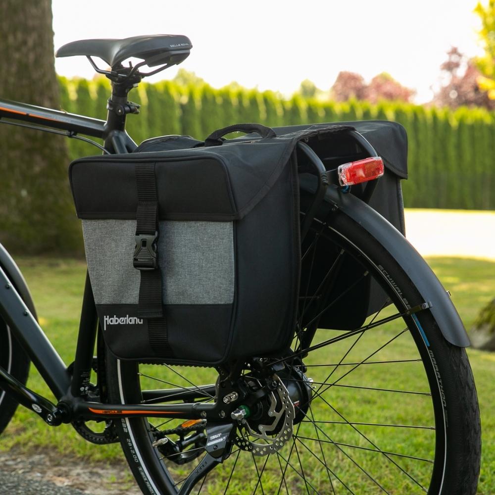 Haberland Doppeltasche schwarz/silber am Fahrrad-Gepäckträger.