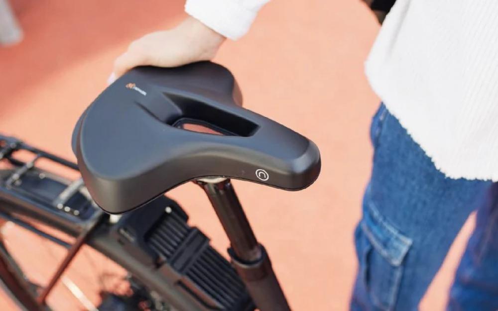 Person hält schwarzen Selle Royal On Open Relaxed E-Bike Sattel mit Royalgel, ergonomischer Aussparung und Soft-Touch-Griff.