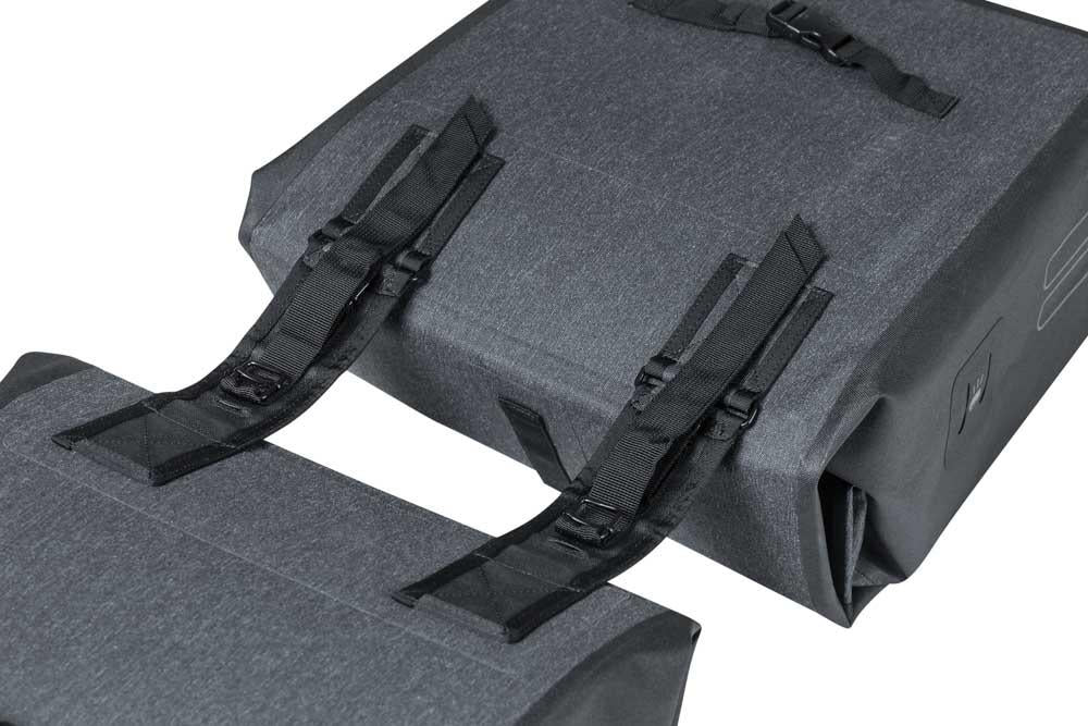 Basil Doppeltasche Urban Dry anthrazit, wasserdichte Fahrradtaschen mit schwarzen Befestigungsriemen und Schnallen.
