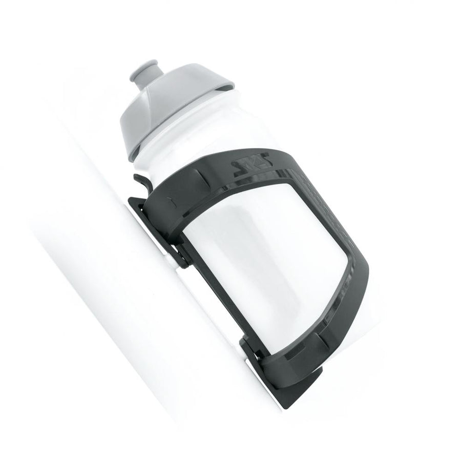 SKS Slidecage Flaschenhalter schwarz für MTB/Trekkingräder: robuster Kunststoff, seitliche/frontale Entnahme, flexibler Halt.