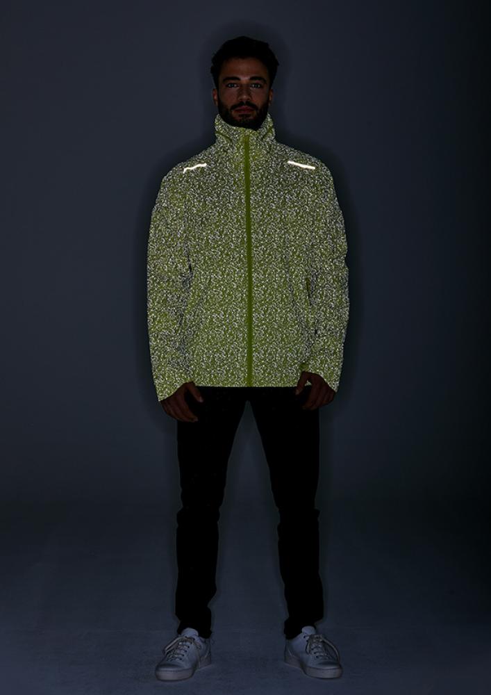 Mann trägt Basil Skane HiVis Herren Regenjacke neongelb, 360° reflektierend, wasserdicht und atmungsaktiv.