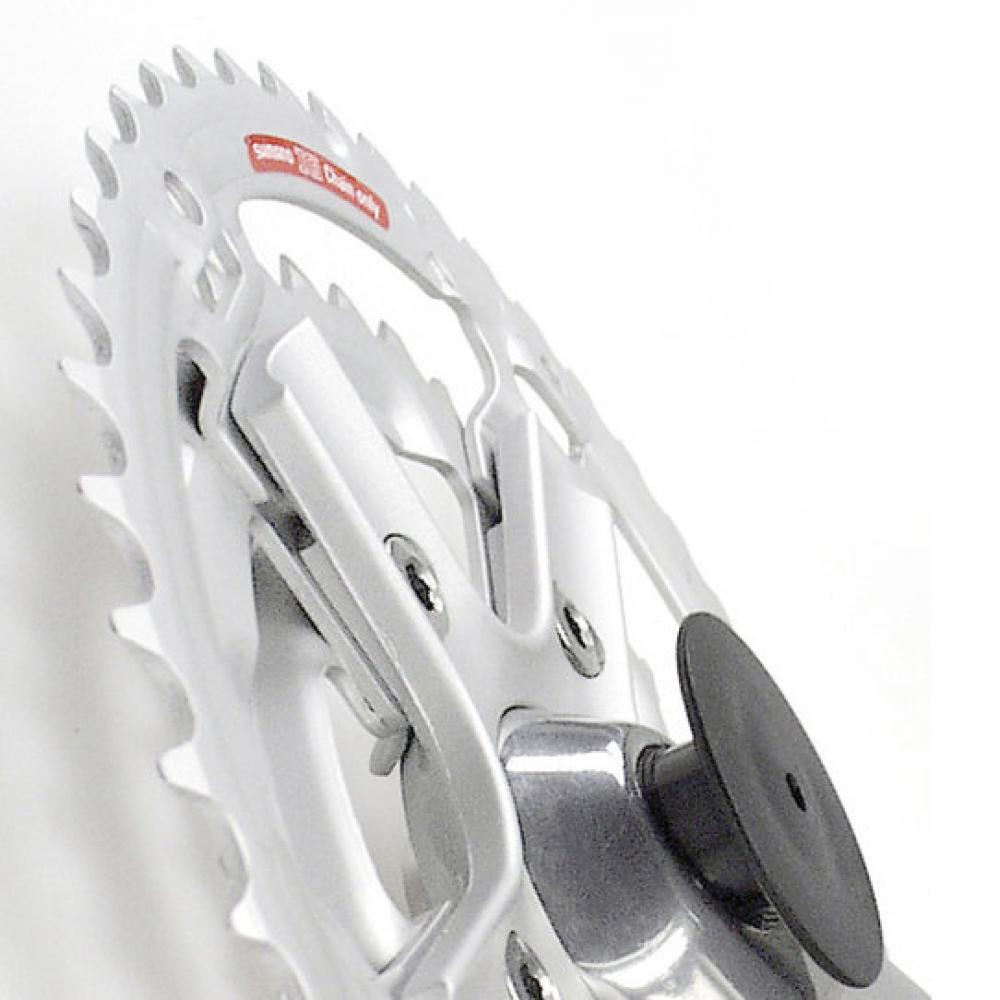 Asista KlickFix Unidisc Kettenschutzscheibe, schwarz, universaler Kettenblattschutz auf silbernem Fahrrad-Kettenblatt.