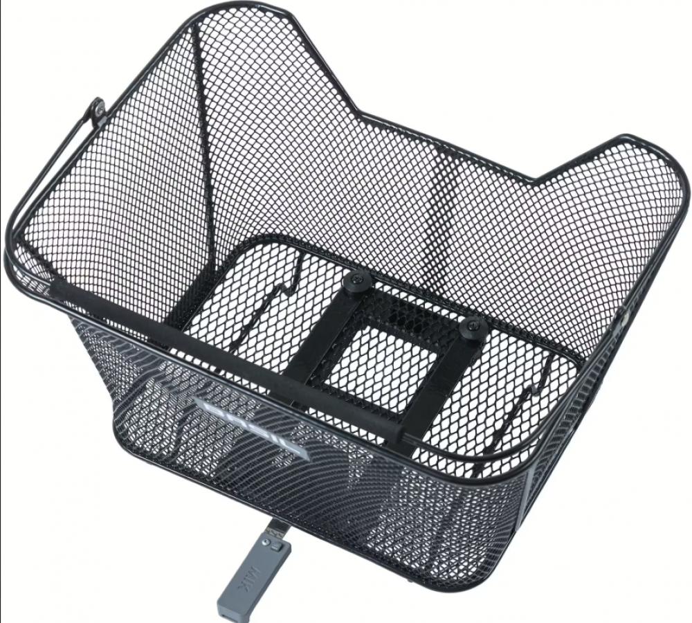 Schwarzer Basil Lesto MIK Hinterradkorb aus engmaschigem Stahl mit MIK-Adapterplatte.