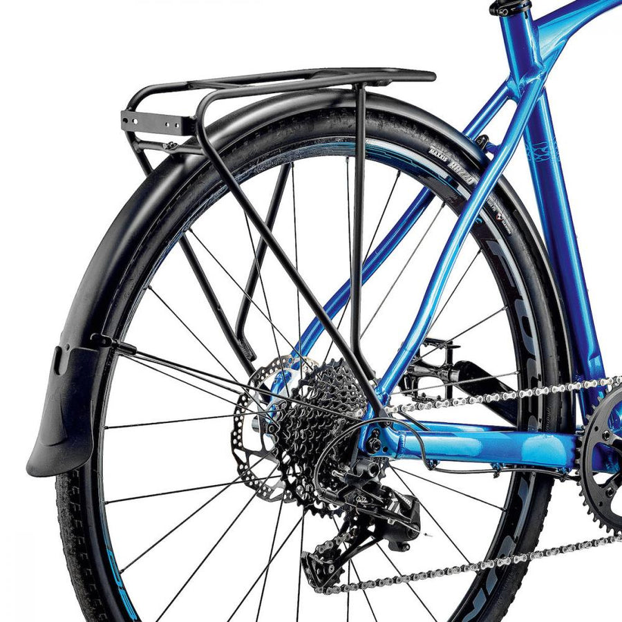 Merida EQ-Set SILEX: Schwarzer 28 Zoll Gepäckträger und Schmutzfänger montiert an einem blauen Merida SILEX Gravelbike.