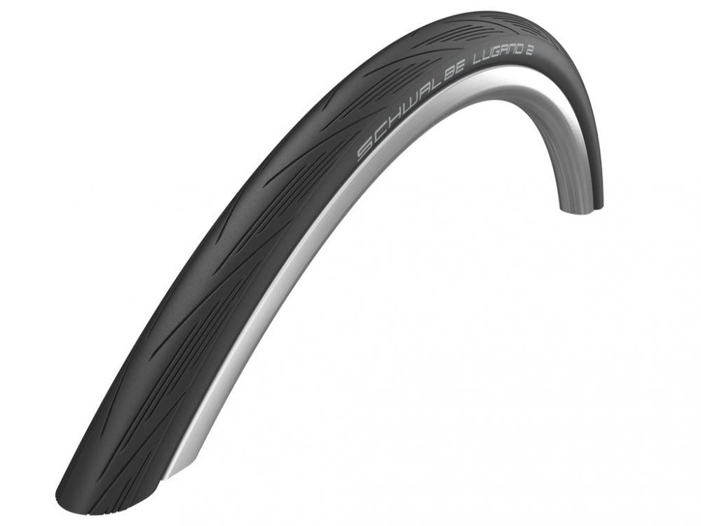 Schwalbe Faltreifen Lugano II 700x25C, schwarz mit silbernem Seitenstreifen, auf weißem Hintergrund.