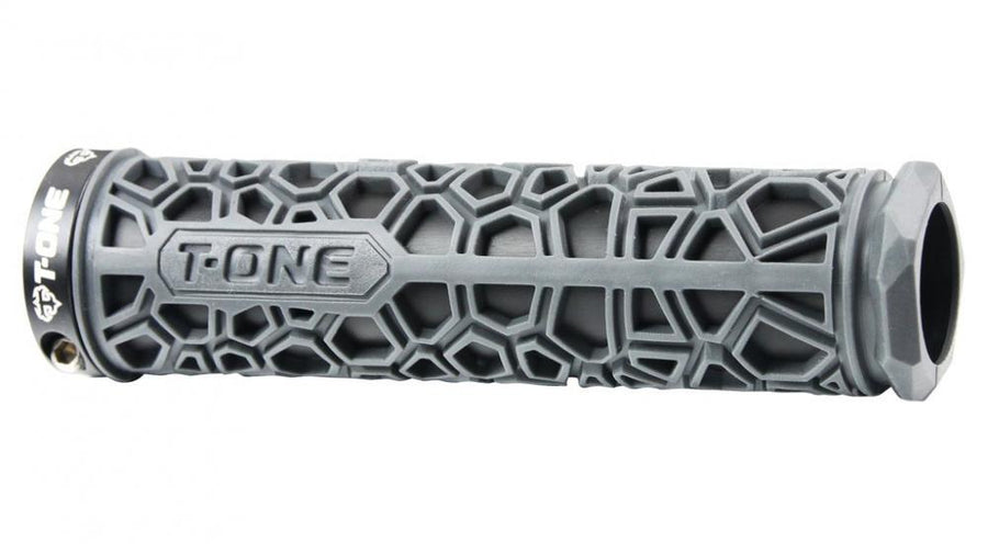 Schwarzer T-One H2O Fahrradgriff mit geometrischem Wabenmuster und T-One Logo für sicheren Halt am Lenker.