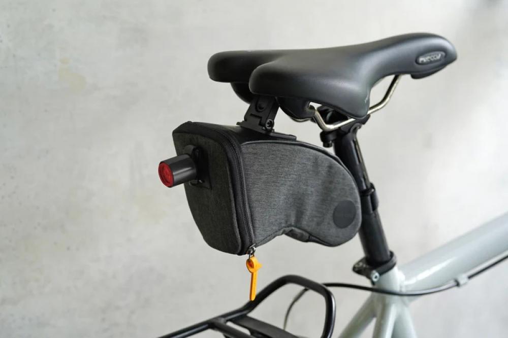 Selle Royal Medium Satteltasche schwarz 1,2L mit ICS-Clipsystem am Fahrradsattel, inkl. Rücklicht.