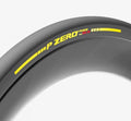 Pirelli P ZERO Race TLR SL-R Team Edition Rennradreifen 28-622 Tubeless Ready Detailansicht auf schwarzer Felge