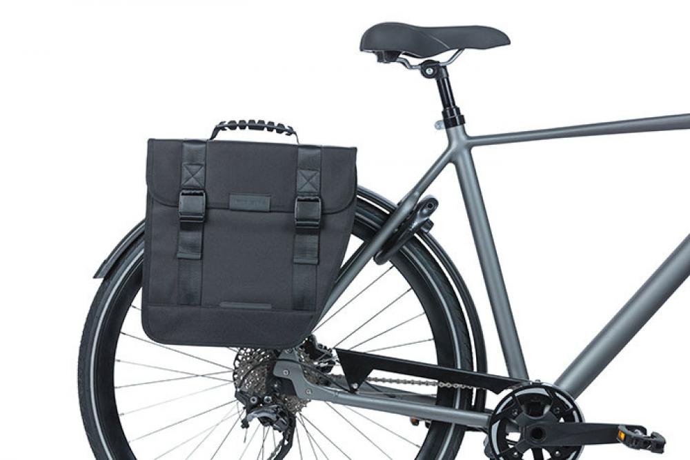 Basil Tour Right Einzelfahrradtasche schwarz 14L wasserabweisend am Gepäckträger eines Fahrrads.