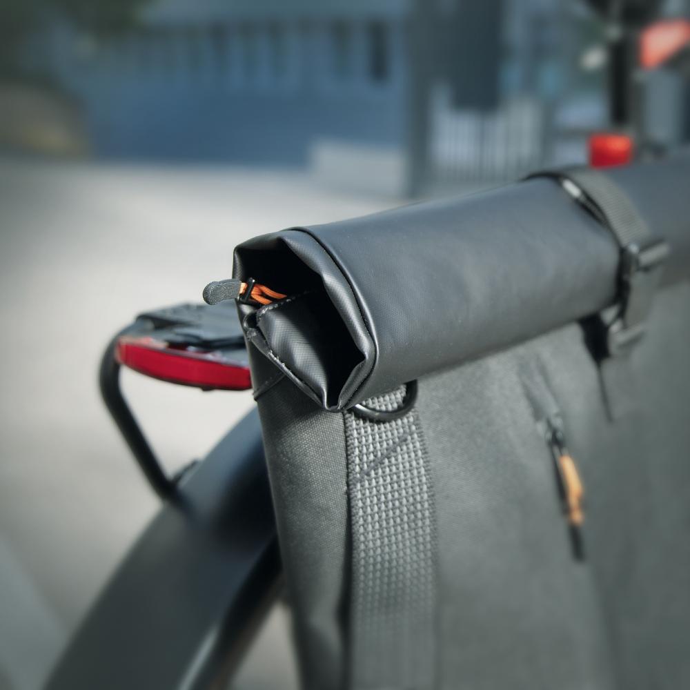 SKS Gepäckträgertasche Germany Infinity Urban Sidebag: 20 Liter wasserdichte Fahrradtasche mit Rolltop - gepolstertem 15 Laptopfach Reflektorstreifen Schultergurt 620x430x170mm schwarz