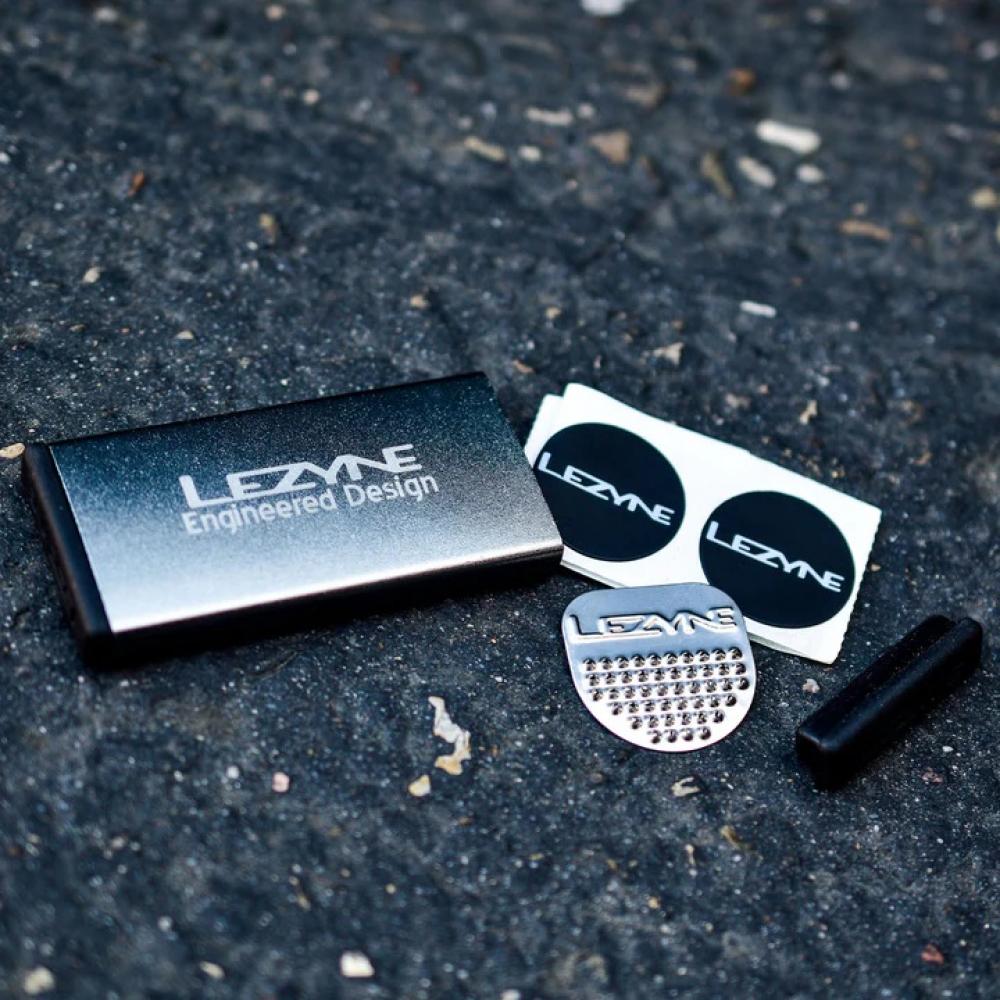 Lezyne Reparaturset METAL Kit Alu 6 Schlauchflicken 1 Anrauher seitliche Öffnung schwarz
