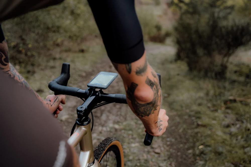 FESCHD Smartphonehalter schwarz auf Fahrradlenker montiert, zeigt Navigation auf Gravelbike-Tour.