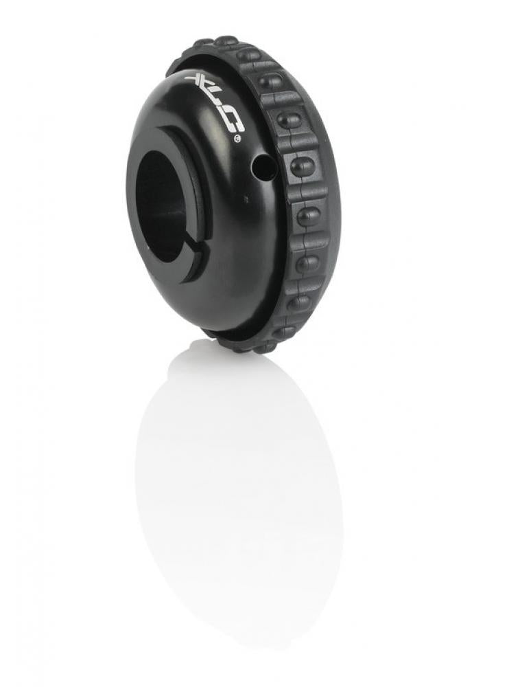 Schwarze XLC Fahrraddrehklingel DD-M17 mit XLC Logo, Ø53mm, vor weißem Hintergrund.