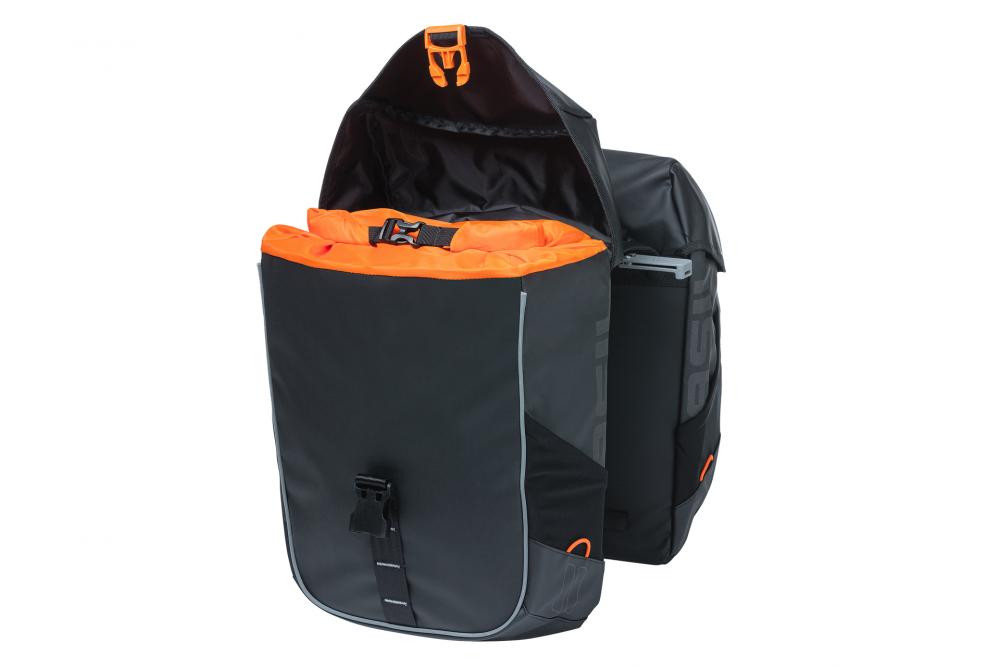Basil Miles MIK 2.0 wasserdichte Fahrrad-Doppeltasche in Schwarz-Orange mit Rollverschluss und Reflexstreifen.