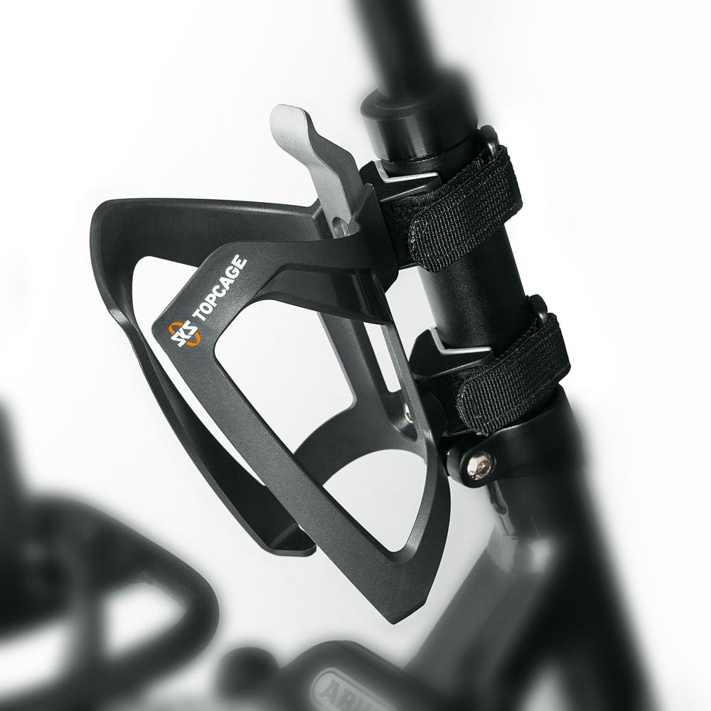 SKS Anywhere Adapter mit kurzen schwarzen Gurten an Fahrrad-Sattelstütze montiert, hält Flaschenhalter.