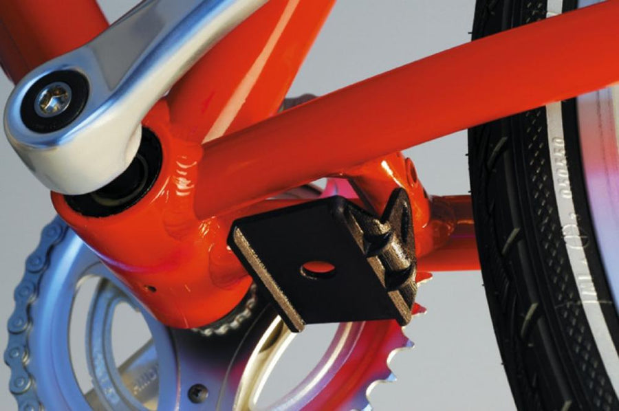 Hebie Adapterplatte für Seitenständer und Zweibeinständer am Fahrrad-Tretlager montiert.