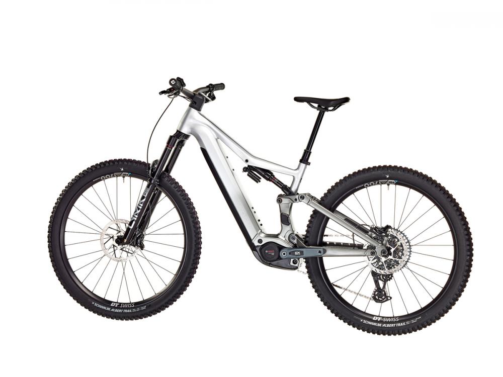 Kraftvolles, vollgefedertes Focus JAM² 6.0 29" E-MTB in Silber/Grau für Trail-Performance.