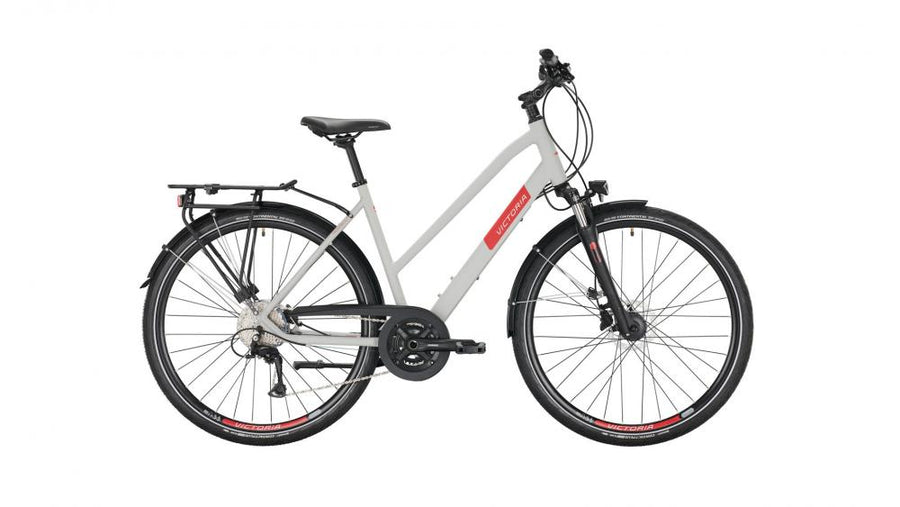 VICTORIA Trekkingrad "Trekking 4.7" Mod. 22, Trapez, 28", supersonic silver matt / black, 2x9-Gang SHIMANO "Acera", 51cmnnMit der komplett neuen 2x9 SHIMANO Schaltgruppe wird der Trekking-Bestseller nochmals deutlich aufgewertet und modernisiert. Gebliebe