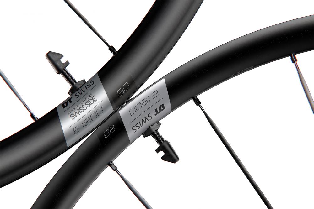 Schwarzes DT Swiss E 1800 SPLINE 27,5" Disc-Hinterrad mit SWISSSIDE Aerodynamics Schriftzug.