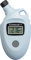 Schwalbe AIRMAX Pro digitales Luftdruckmessgerät in Hellblau, zeigt 2.16 BAR auf dem Display.